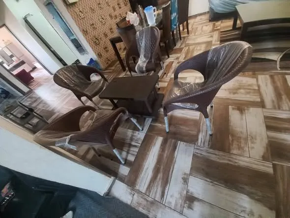 4 chairs 1 table easy to move - photo 2