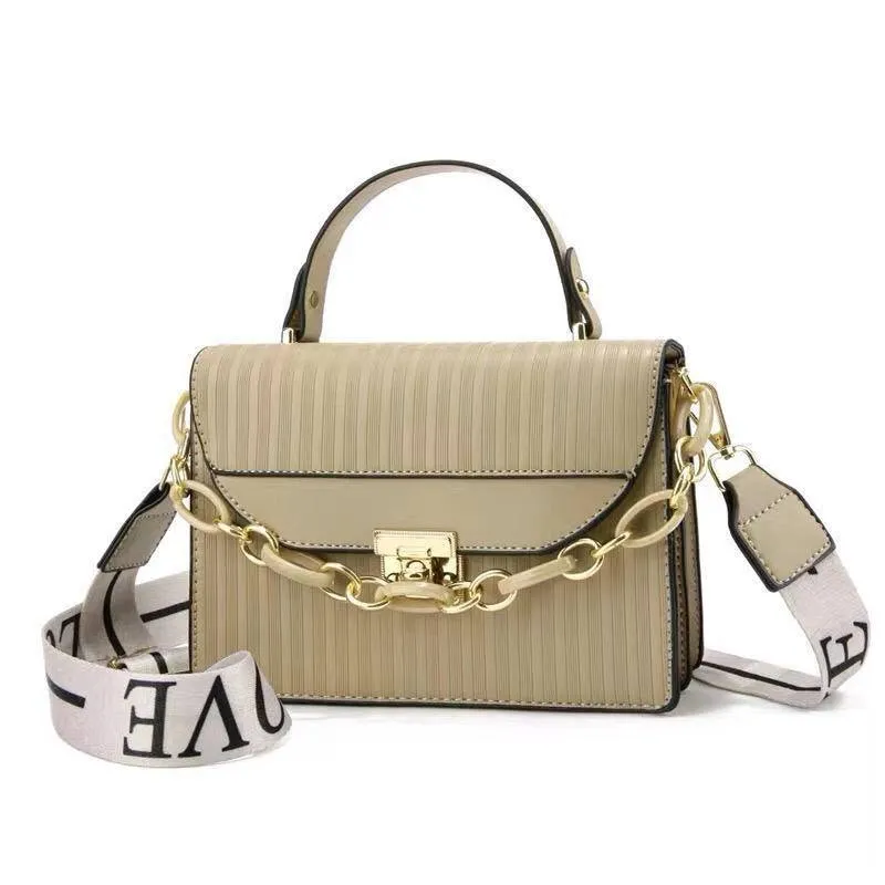 Black Striped Shoulder Bag with Gold Chain For Sale in Gulistan-e-Jauhar | Karachi Ads - photo 2