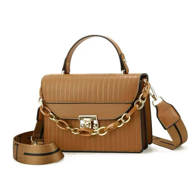 Black Striped Shoulder Bag with Gold Chain For Sale in Gulistan-e-Jauhar | Karachi Ads - photo 3