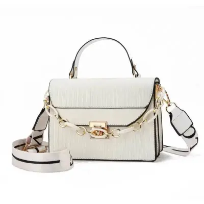 Black Striped Shoulder Bag with Gold Chain For Sale in Gulistan-e-Jauhar | Karachi Ads - photo 5