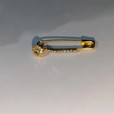 Crystal Safety Pins For Sale in Gulistan-e-Jauhar | Karachi Ads - photo 2