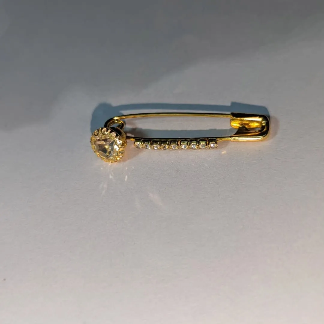 Crystal Safety Pins For Sale in Gulistan-e-Jauhar | Karachi Ads - photo 2