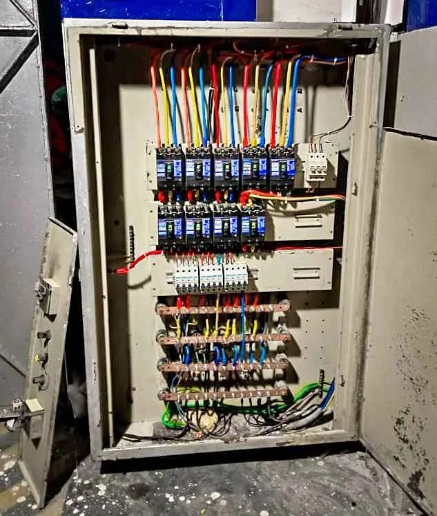 Electrician available for all kind of electrical work in Gulistan-e-Jauhar | Karachi Ads - photo 3