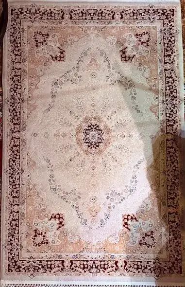 Elegant Persian-Style Medallion Rug – Cream & Burgundy (Excellent Condition