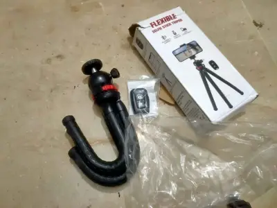 Flexible Selfie Stick Tripod with Bluetooth Remote Octopus Gorilla Pod Tripod Stand - For Sale in Shah Faisal Colony, Karachi