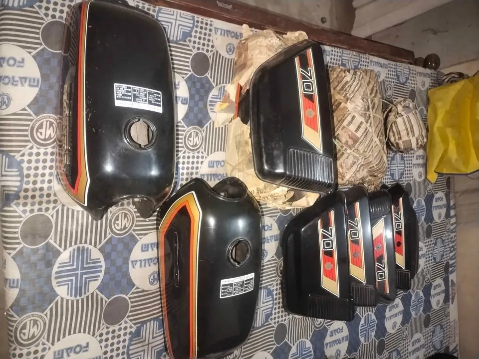 Honda 1983 Model Tank side cover For Sale in Gulistan-e-Jauhar | Karachi Ads - photo 2