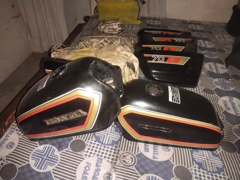 Honda 1983 Model Tank side cover For Sale in Gulistan-e-Jauhar | Karachi Ads - photo 3