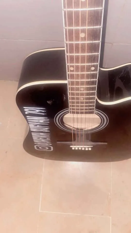 Jumbo sized guitar - photo 2
