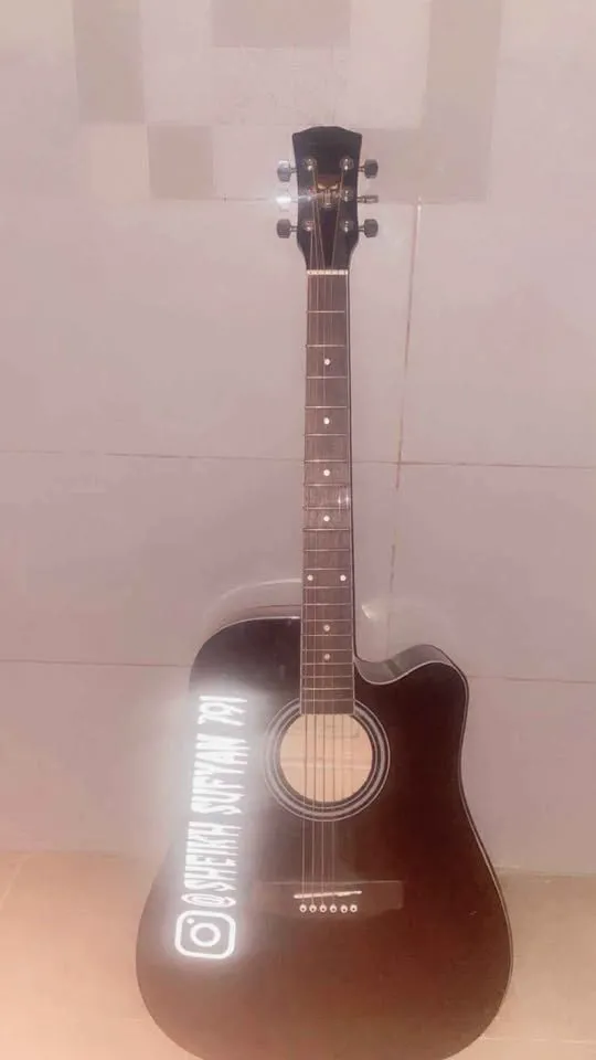 Jumbo sized guitar - photo 3