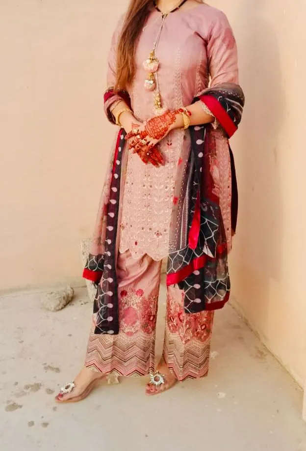 Lawn dress For Sale in Clifton Block 8 | Karachi Ads - photo 2