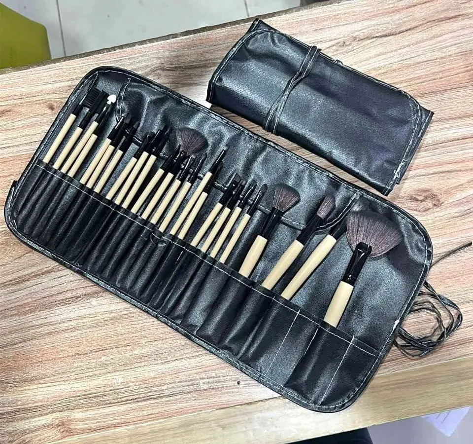 Makeup brushes - photo 1