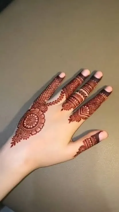Minimal Finger Mehndi Design β¨ Clean, Elegant & Perfect for Parties π
- photo 1