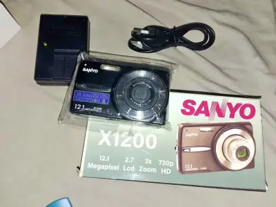 Sanyo x1200 Digital camera with complete accessories box HD video free memory card - For Sale in Korangi, Karachi