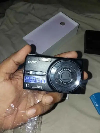 Sanyo x1200 Digital camera with complete accessories box HD video free memory card - For Sale in Korangi, Karachi - photo 3