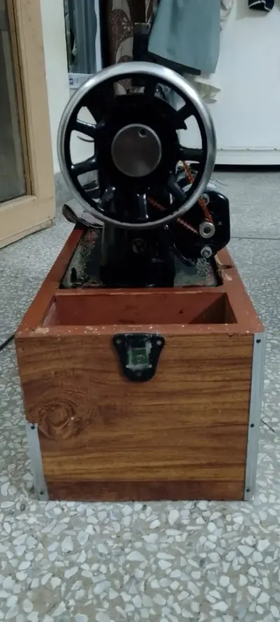 singer mashine with box motor urgent sell For Sale in Gulistan-e-Jauhar, Karachi