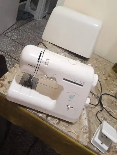 Singer modern sewing machine - photo 1