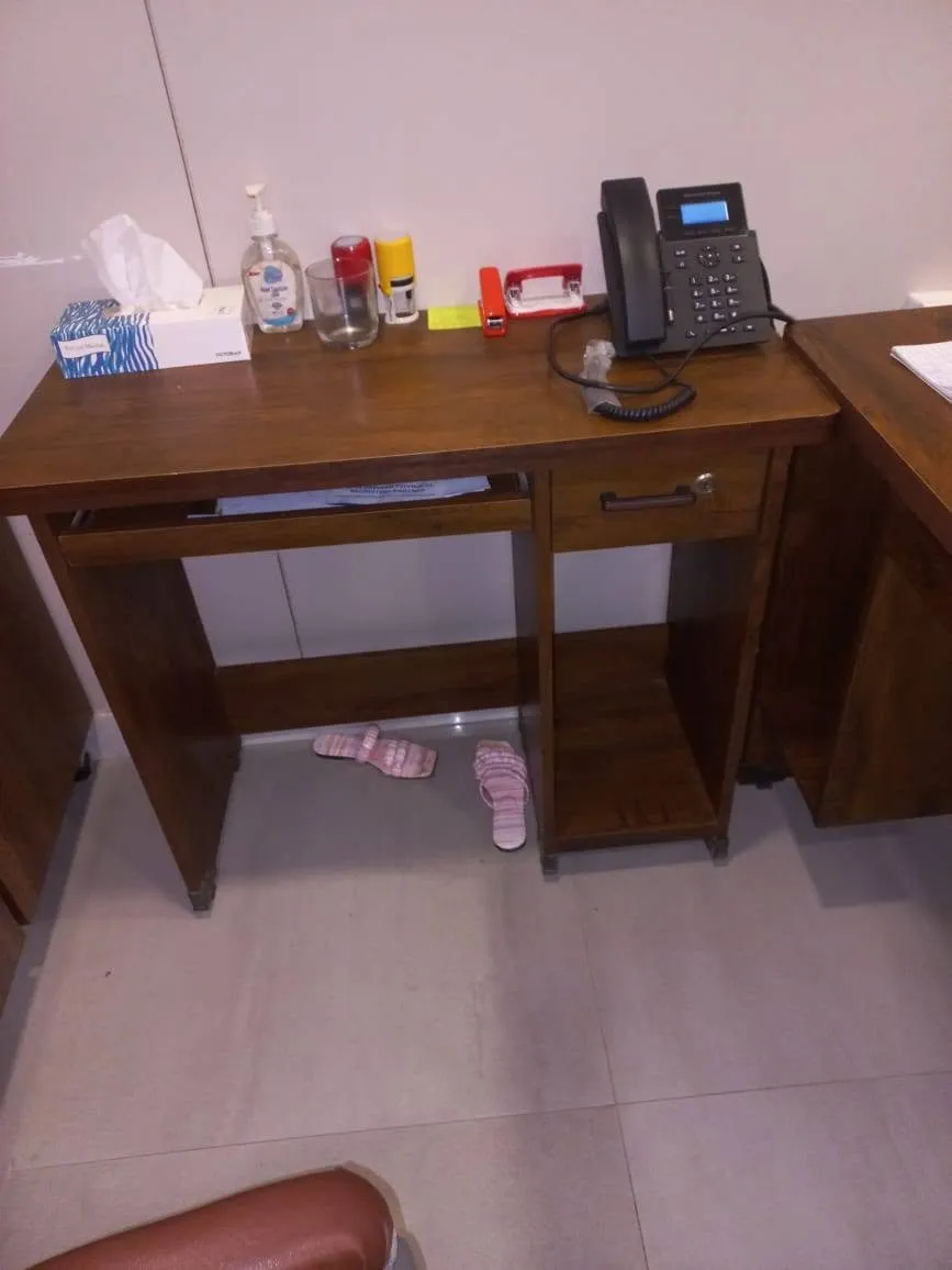 Small computer table  Furniture Available for sale: - photo 1