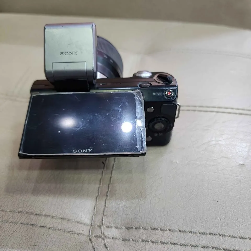 Sony A NWX-5 mirrorless camera 14.2 mp with 18_50mm kit lens with flip screen - For Sale in Malir Halt, Karachi - photo 3