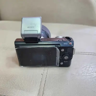 Sony A NWX-5 mirrorless camera 14.2 mp with 18_50mm kit lens with flip screen - For Sale in Malir Halt, Karachi - photo 4