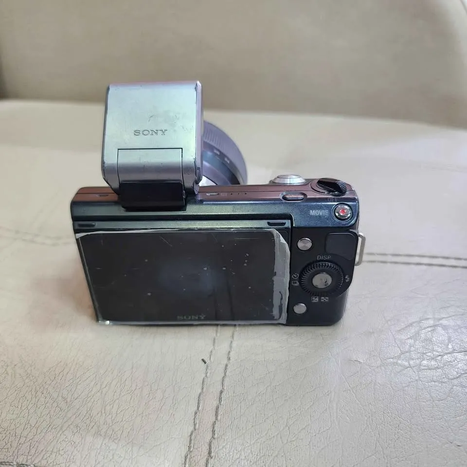Sony A NWX-5 mirrorless camera 14.2 mp with 18_50mm kit lens with flip screen - For Sale in Malir Halt, Karachi - photo 4
