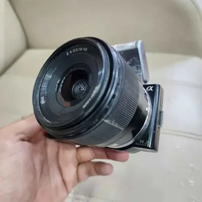 Sony A NWX-5 mirrorless camera 14.2 mp with 18_50mm kit lens with flip screen - For Sale in Malir Halt, Karachi - photo 5