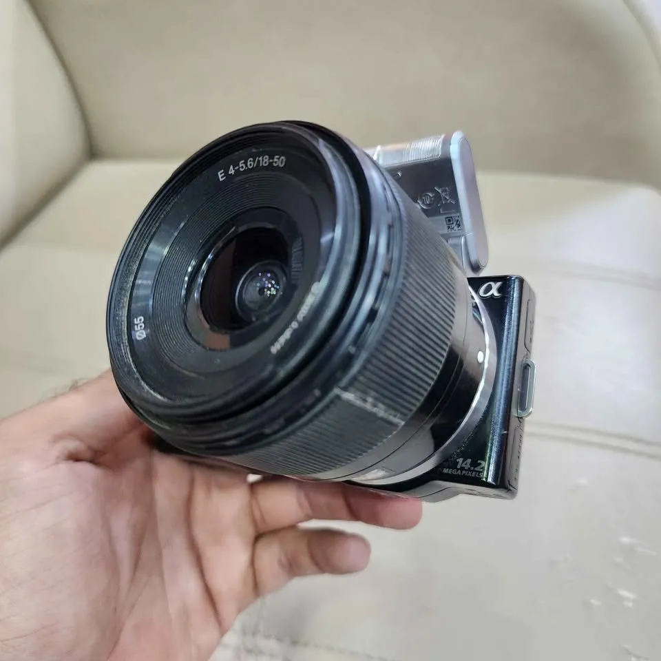Sony A NWX-5 mirrorless camera 14.2 mp with 18_50mm kit lens with flip screen - For Sale in Malir Halt, Karachi - photo 5