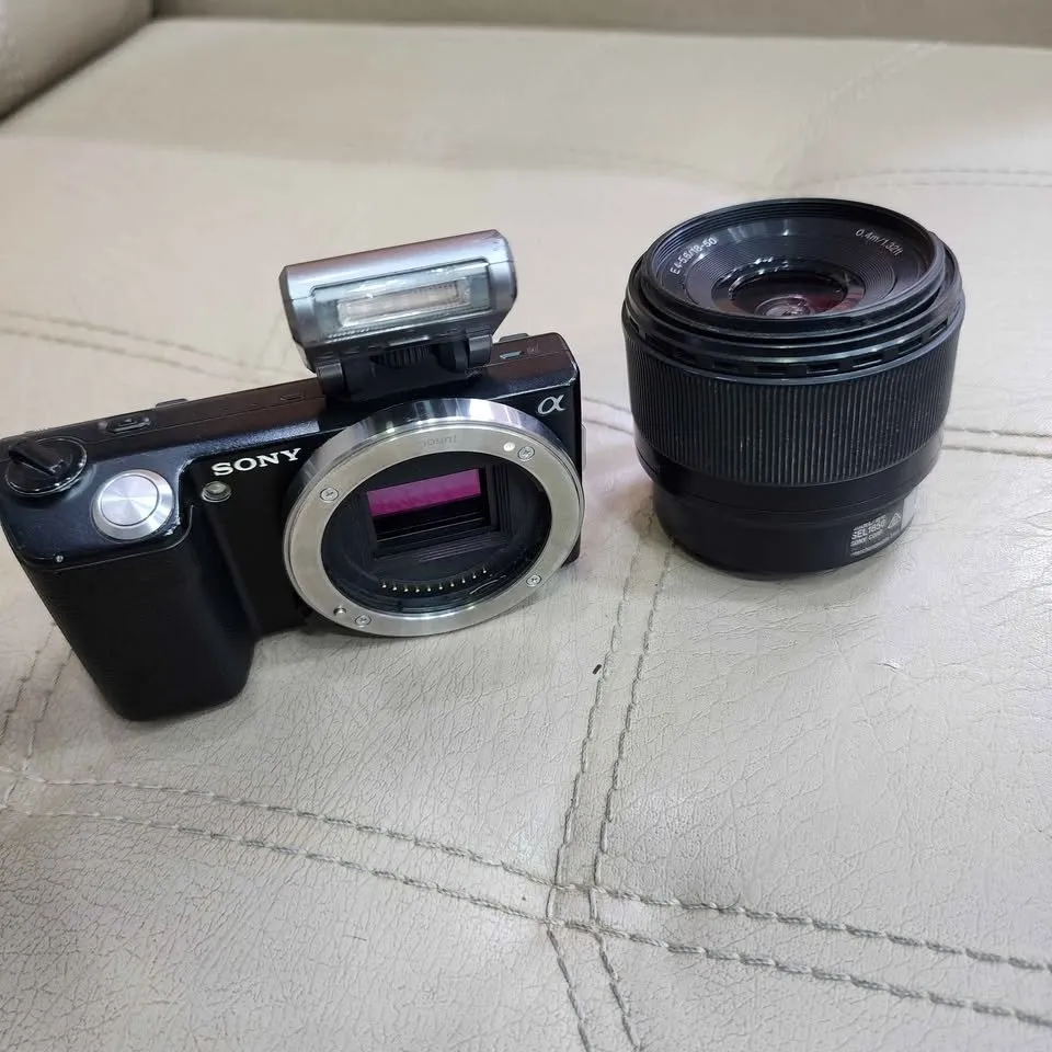 Sony A NWX-5 mirrorless camera 14.2 mp with 18_50mm kit lens with flip screen - For Sale in Malir Halt, Karachi - photo 7
