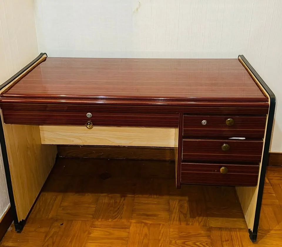 Study table Condition 10/10 - photo 1