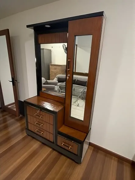 Very stylish dressing table with ample of storage spaces. Excellent Condition - photo 1