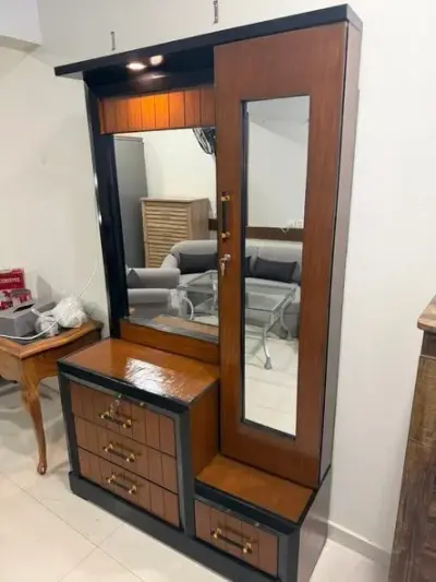Very stylish dressing table with ample of storage spaces. Excellent Condition - photo 2