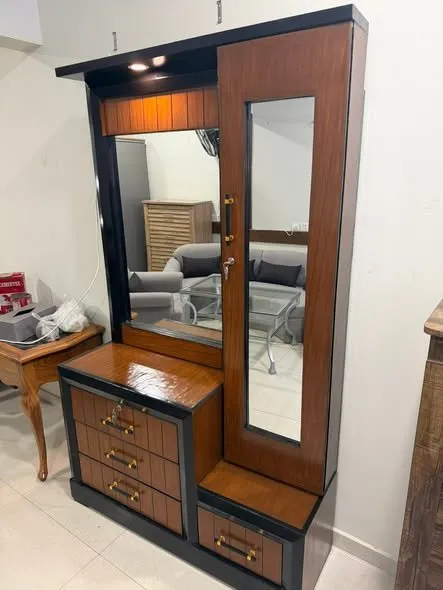 Very stylish dressing table with ample of storage spaces. Excellent Condition - photo 2