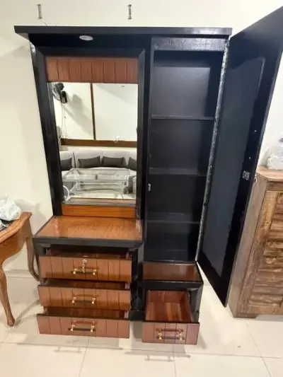 Very stylish dressing table with ample of storage spaces. Excellent Condition - photo 3