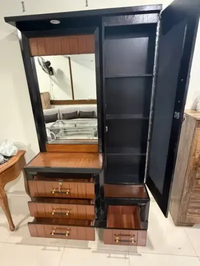 Very stylish dressing table with ample of storage spaces. Excellent Condition - photo 4
