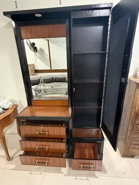 Very stylish dressing table with ample of storage spaces. Excellent Condition - photo 4