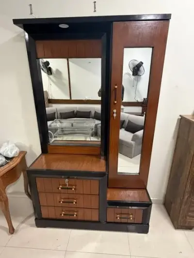 Very stylish dressing table with ample of storage spaces. Excellent Condition - photo 5