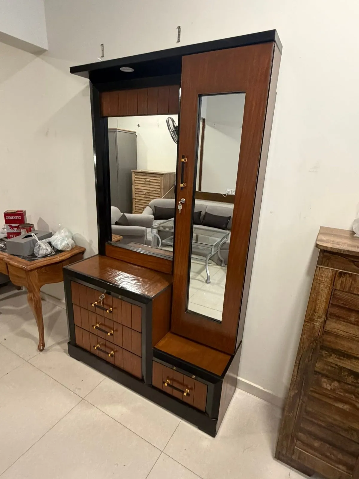 Very stylish dressing table with ample of storage spaces. Excellent Condition - photo 6