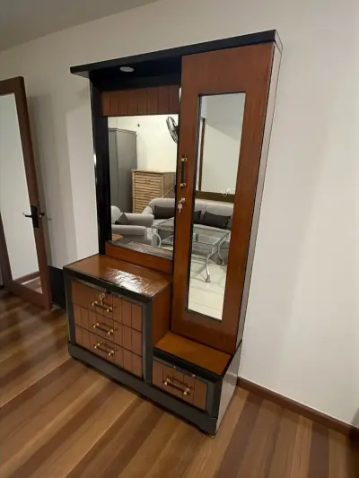 Very stylish dressing table with ample of storage spaces. Excellent Condition - photo 7