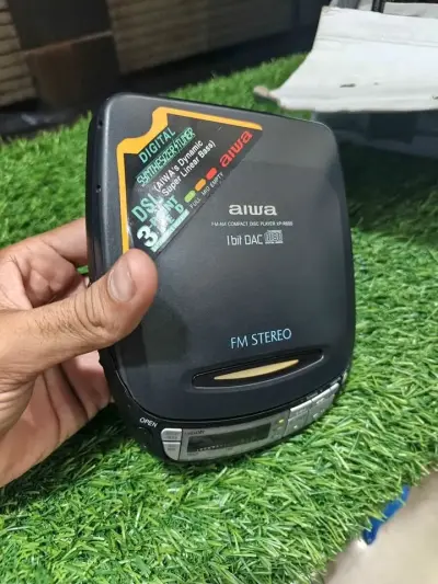 vintage Aiwa XP-R600 portable CD player, featuring a built-in FM/AM digital synthesizer tuner UK - For Sale in North Nazimabad, Karachi