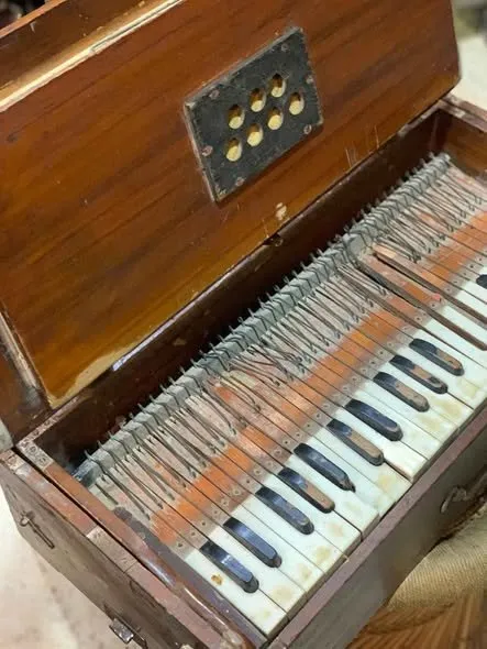 Vintage Portable Harmonium - photo 4