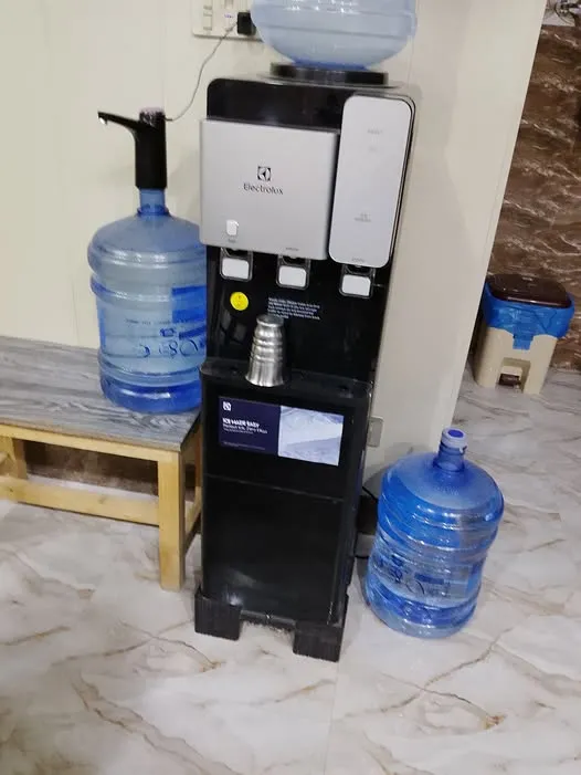 Water dispenser with hot, warml and cool options For Sale in Malir, Karachi - photo 1