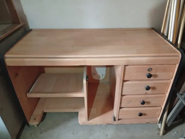 Wood finish computer/study table in excellent condition For Sale - photo 2