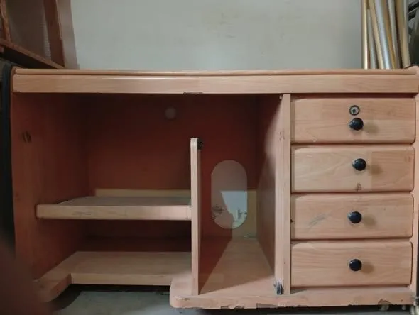 Wood finish computer/study table in excellent condition For Sale - photo 3