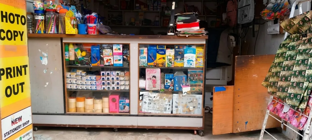 Wooden Display Rack & Glass Counter Shelf For Sale in Al-Falah Society, Karachi - photo 4