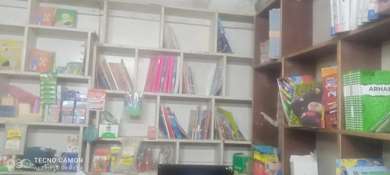 Wooden Display Rack & Glass Counter Shelf For Sale in Al-Falah Society, Karachi - photo 7